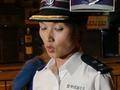 戴港英警徽的香港女警司被�B降五�